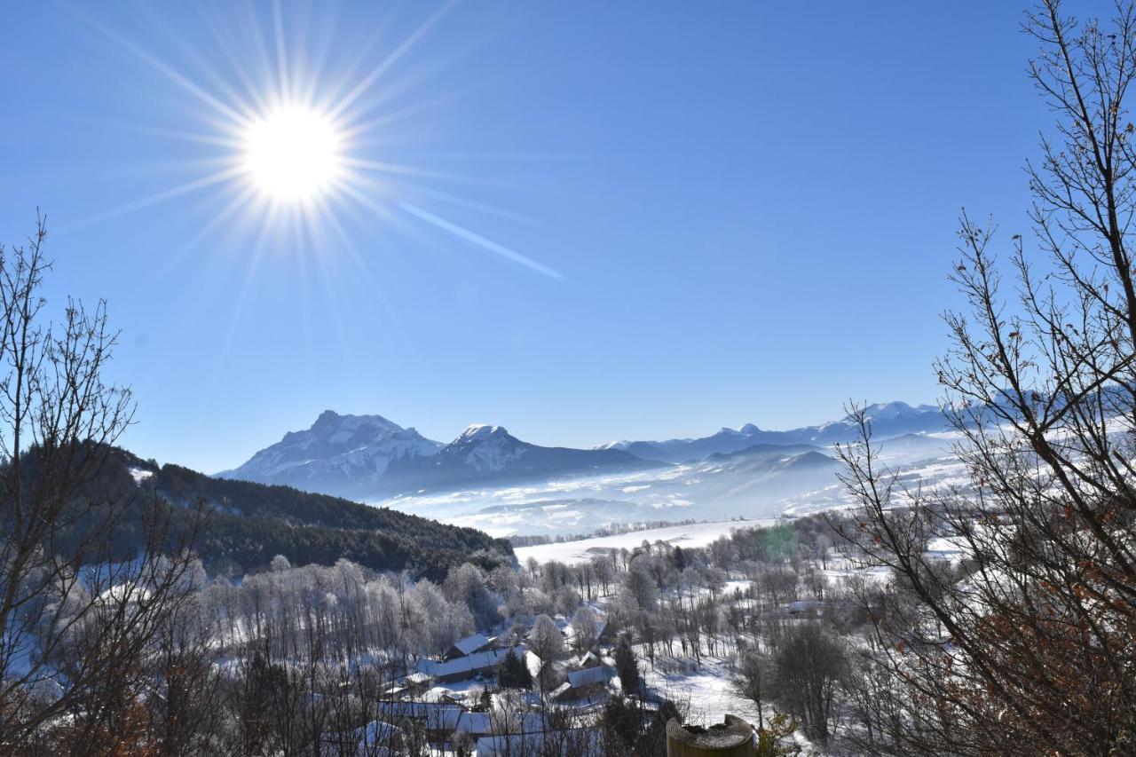 Gite Au Printemps Japonais, Petit Train De La Mure, Parc Des Ecrins Pierre-Chatel Экстерьер фото