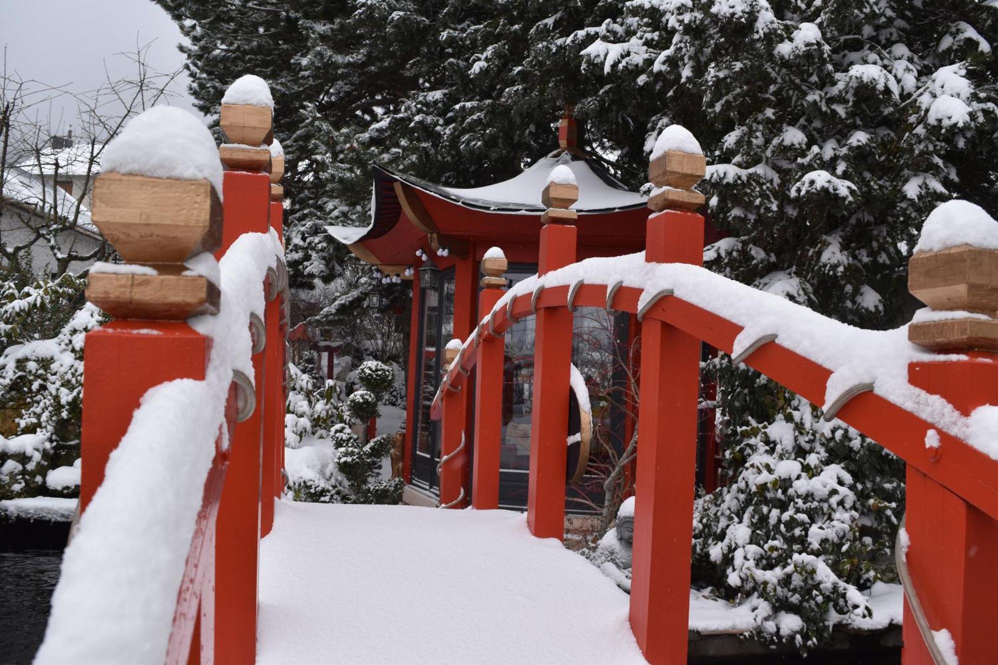 Gite Au Printemps Japonais, Petit Train De La Mure, Parc Des Ecrins Pierre-Chatel Экстерьер фото